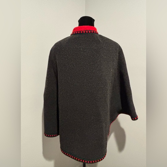 EUROPEAN Vintage Gray Red Felt Embr Trim Pewter Buttons Wool Cape Girl’s 10 - Picture 6 of 10